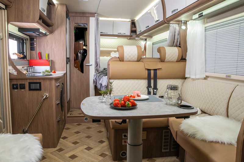 多人出行還能玩的舒服，這款房車(chē)足夠