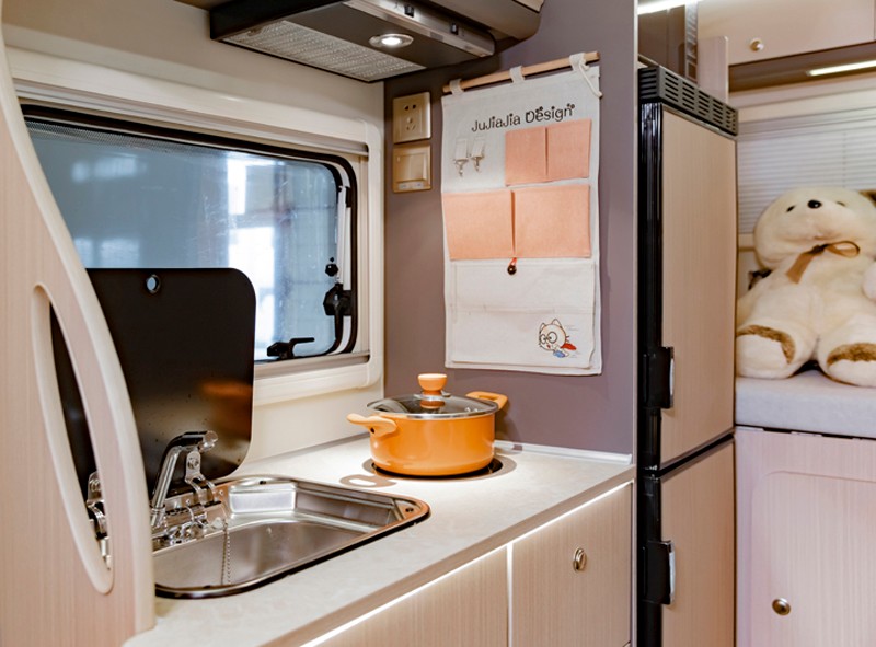 喜歡自駕游，不知道怎么選房車(chē)，看看這款四驅(qū)房車(chē)