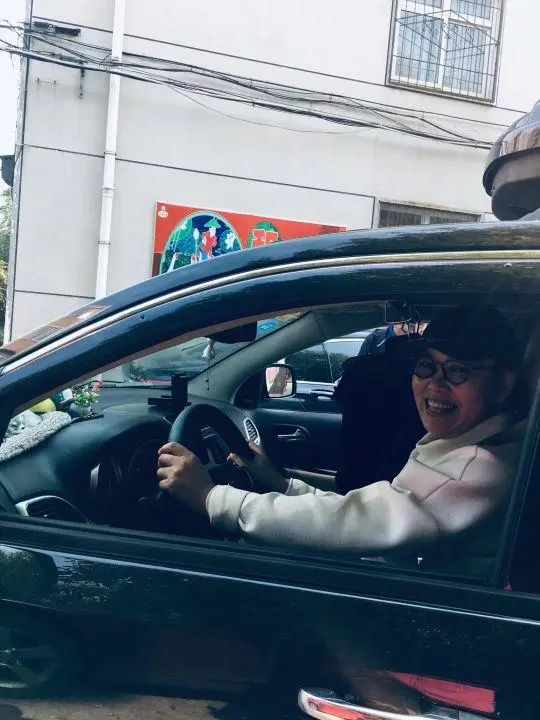 58歲的她,自駕房車旅居,一人兩犬,活成了自己喜歡的樣子 58歲的她,自駕房車旅居,一人兩犬,活成了自己喜歡的樣子