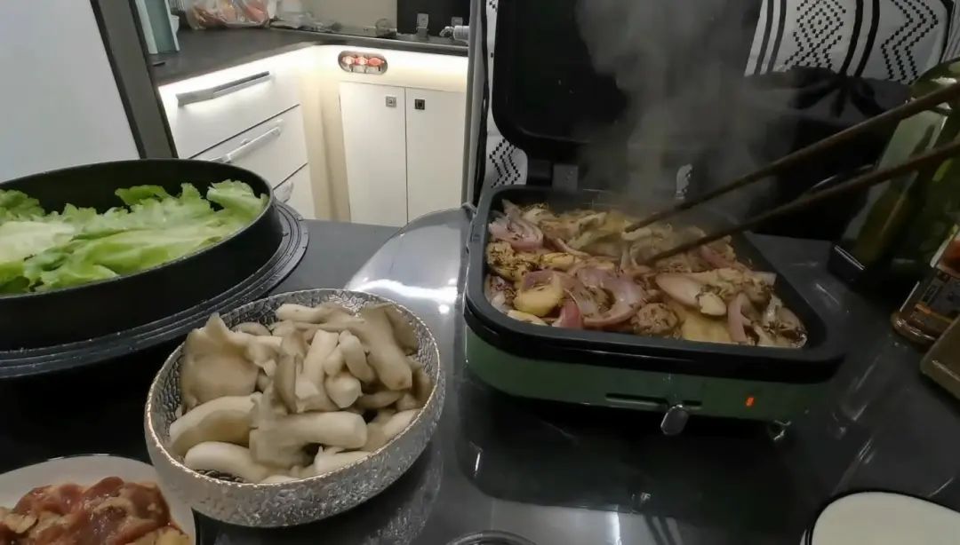 58歲的她,自駕房車旅居,一人兩犬,活成了自己喜歡的樣子 58歲的她,自駕房車旅居,一人兩犬,活成了自己喜歡的樣子