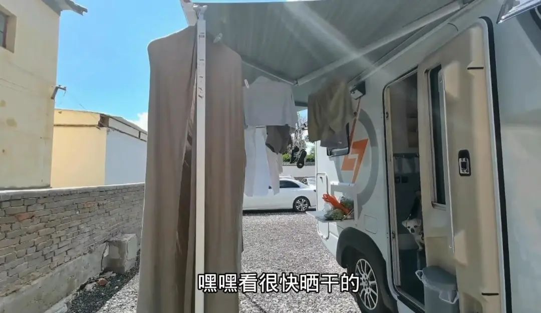 58歲的她,自駕房車旅居,一人兩犬,活成了自己喜歡的樣子 58歲的她,自駕房車旅居,一人兩犬,活成了自己喜歡的樣子